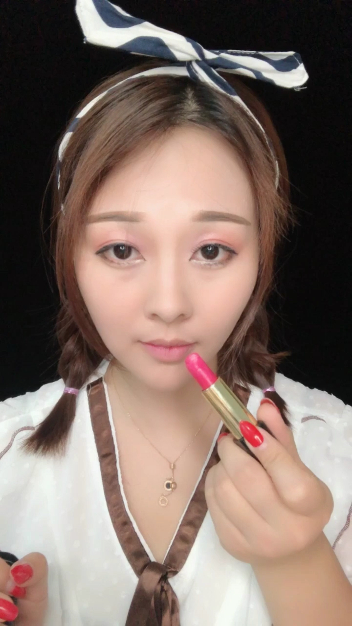 小姐姐这个口红很嫩哦90