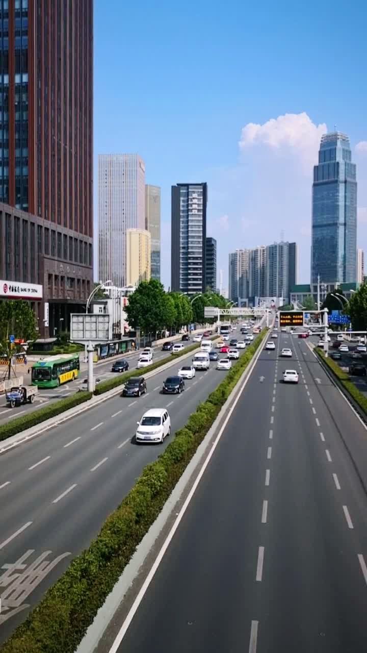 一个人的夏日阳光,车水马龙,徐东大街,武汉,2018:见与不见