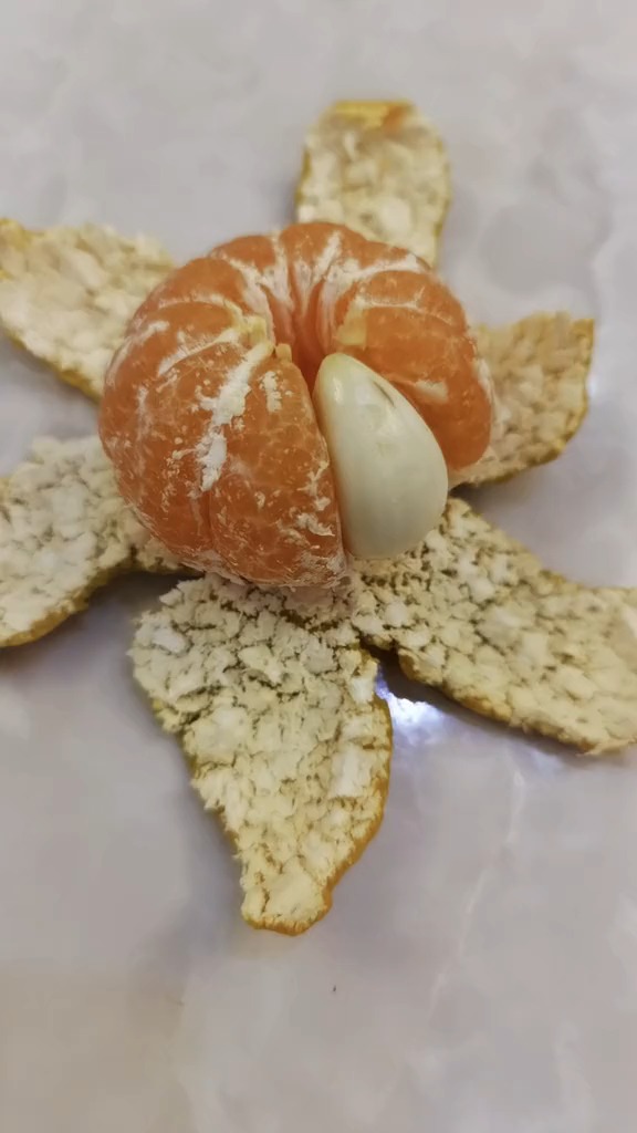 挤不进的圈子就不要硬挤,为难了别人作贱了自己,就"蒜"合了群,味道也