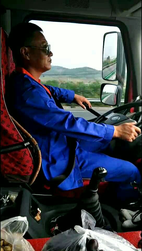 开大车的司机好辛苦,一开路上十几个小时就这么座着,还的聚精会神看路
