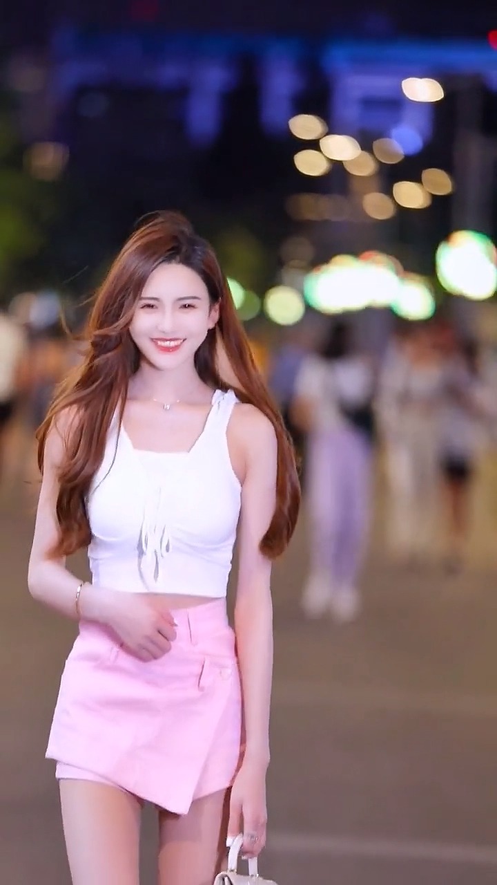 身材到位,衣服就是点缀.#街拍 #美女 #颜值 #大长腿 #时尚 #穿搭