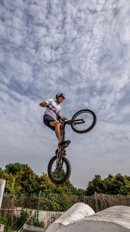 蓝天,白云,单车#极限运动#攀爬自行车