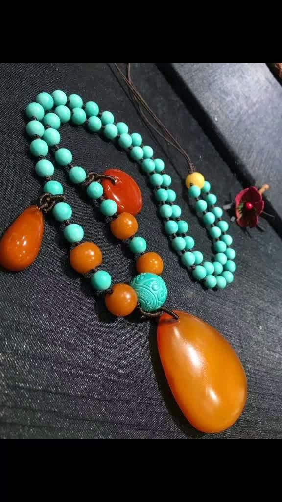 天然蜜蜡,回流老蜡滴水吊坠,搭配绿松石配链,吊坠重16.5g 套重53.