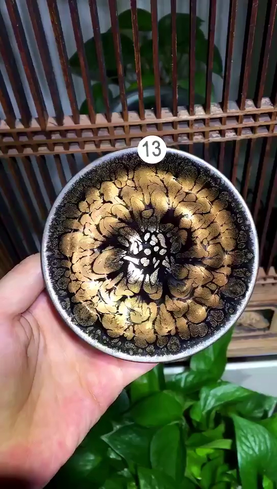 【作者】:陈为聪 【品名】:金油滴(建盏) 【尺寸】:10口径(斗笠)