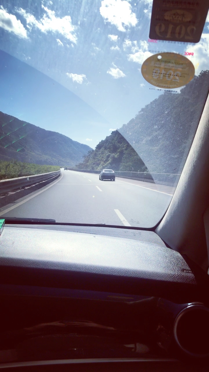 开车两天两夜了.没有形象了.路上的风景真美.