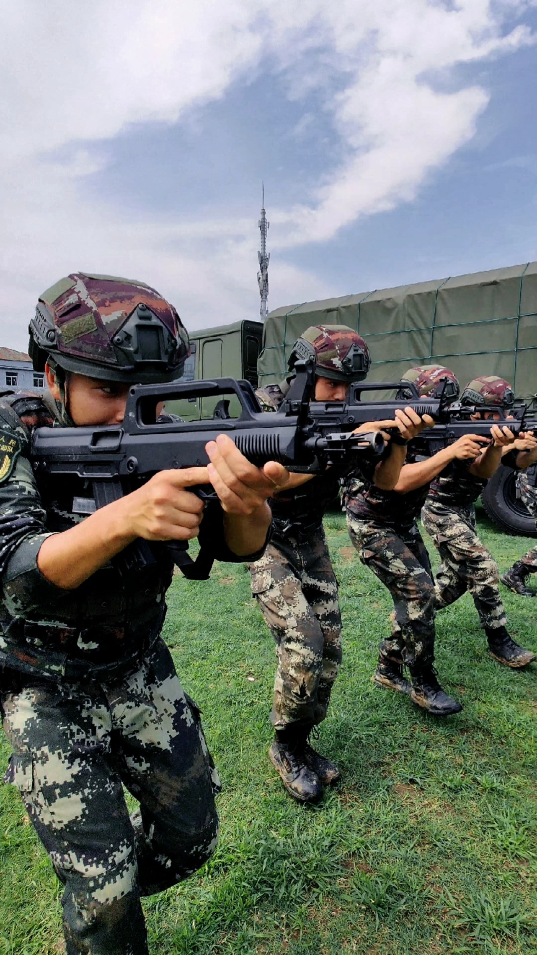 兵哥哥 #日常训练  出枪快准狠,原来兵哥哥是这样练习的!