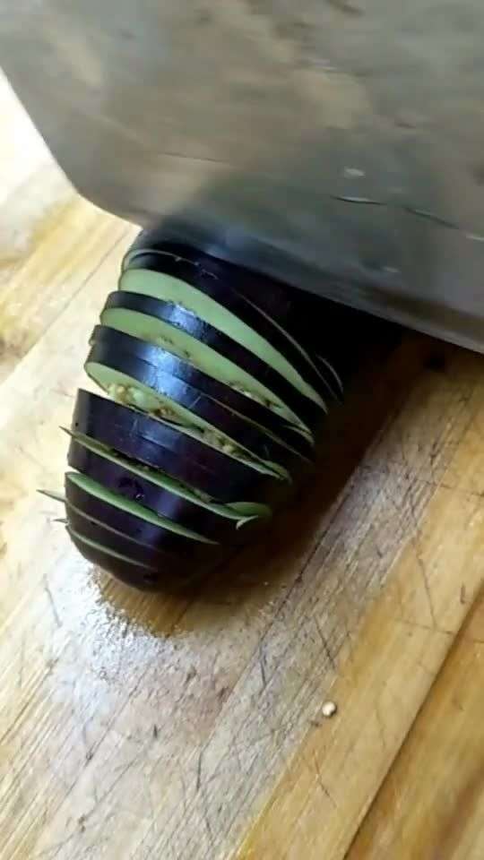 实拍茄子切蓑衣花刀教程,分享给大家