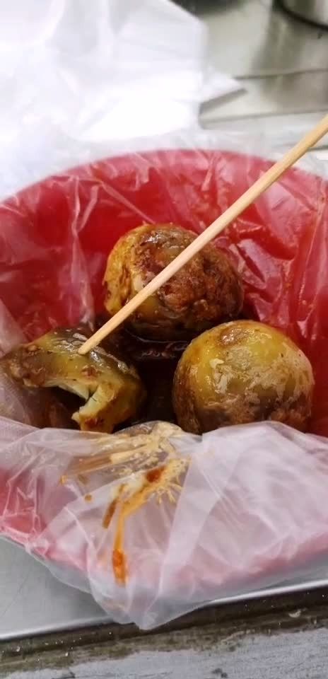 青岛小吃街,有喜欢吃这个毛蛋的吗?