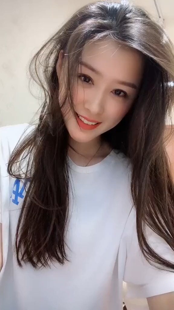 甜甜的美女甜甜的酒窝好可爱哦