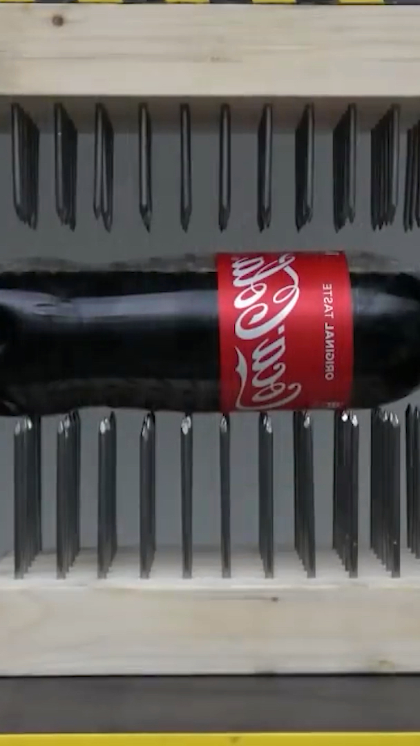 当可乐喷出来的一瞬间泡沫都冲出来了