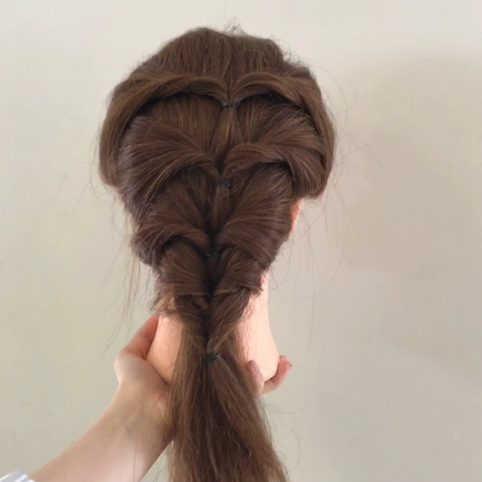 慵懒小编发:分别从两侧取两股扎起来,以此类推下去分别扎到底部就行了