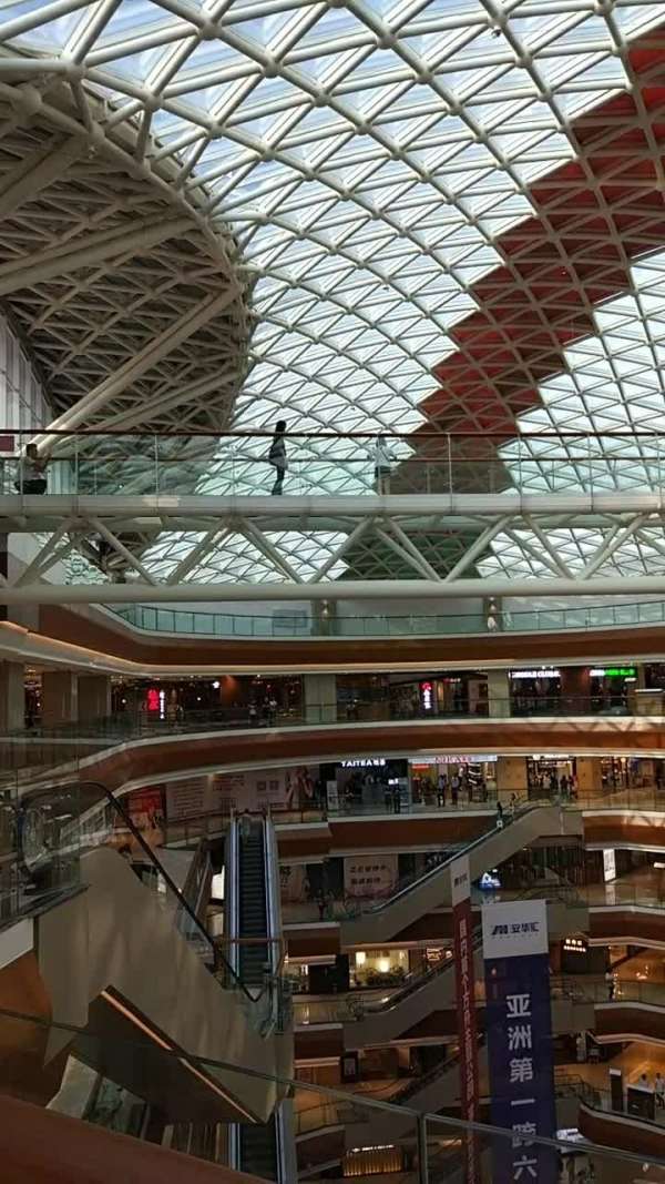 8层楼高的室内玻璃桥敢挑战不?