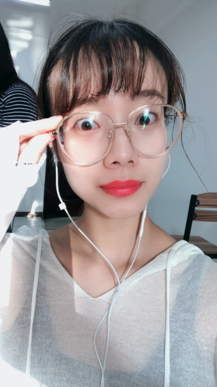 四眼妹上线啦,眼睛变小了!