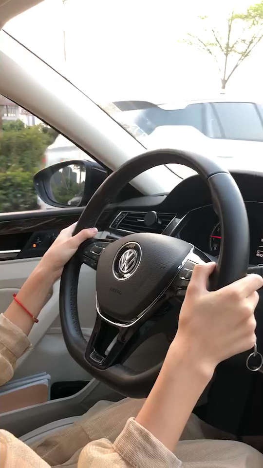 据说女司机开车都是双手握方向盘,今天果然验证了这一事实!