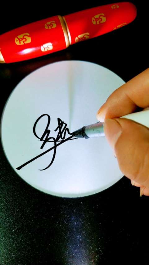 张斌,您的签名写好了……还有人留名吗?在线等