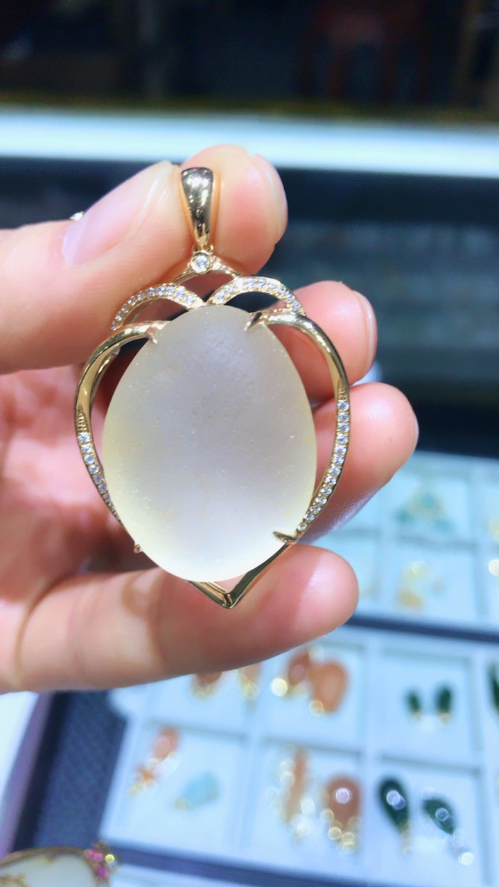 金镶白宝石光吊坠