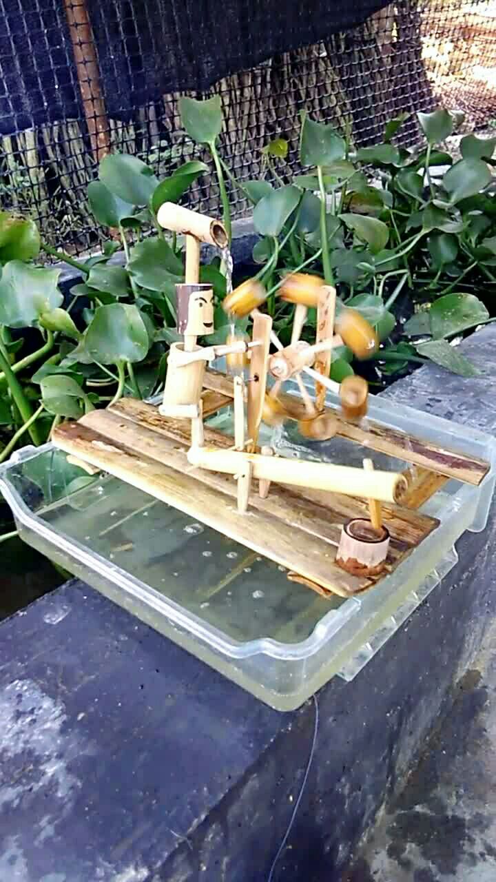 农村小伙用竹子制作小水车