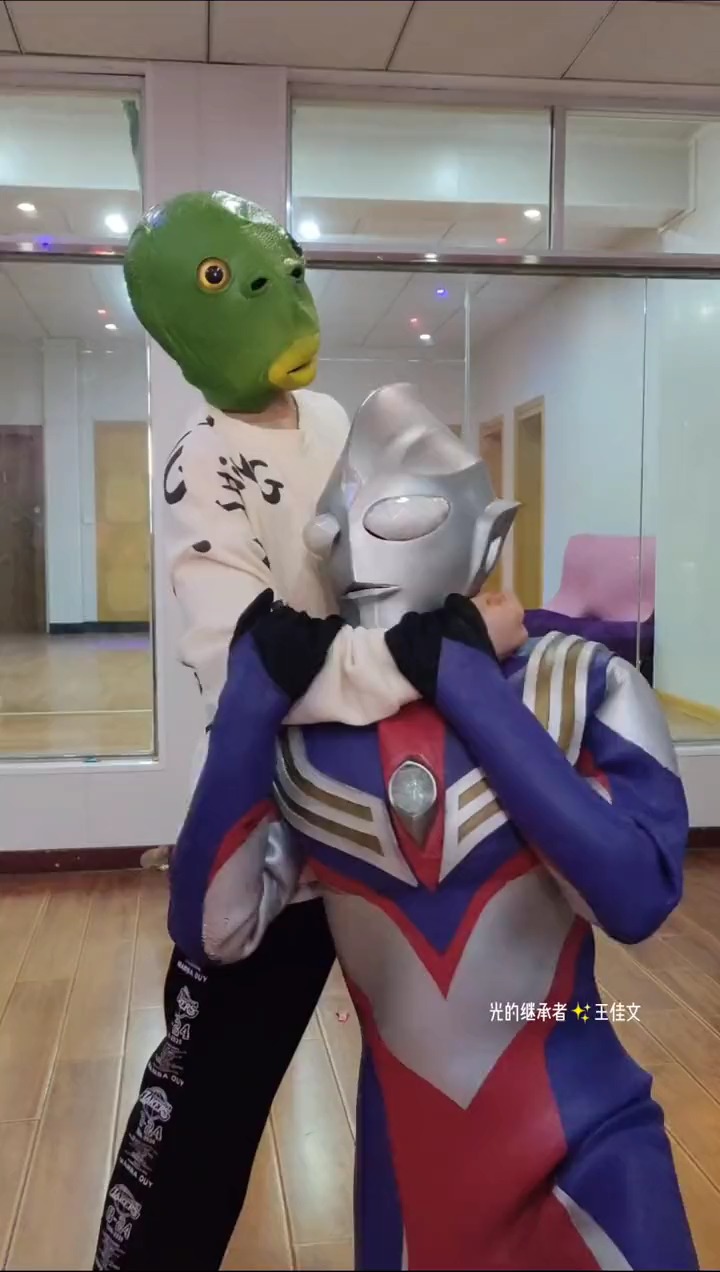 鱼头怪把迪迦奥特曼的能量吸收了,大家快点把光给迪迦,迪迦奥特曼你不