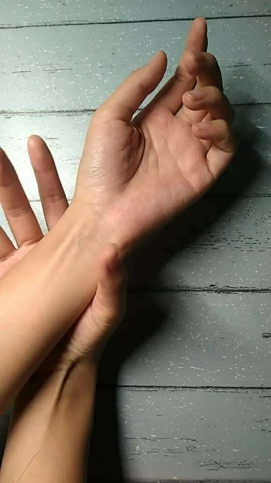 用一只手指和大拇指抓住手腕 05 @方音  @care  @小仙女的大喵舍