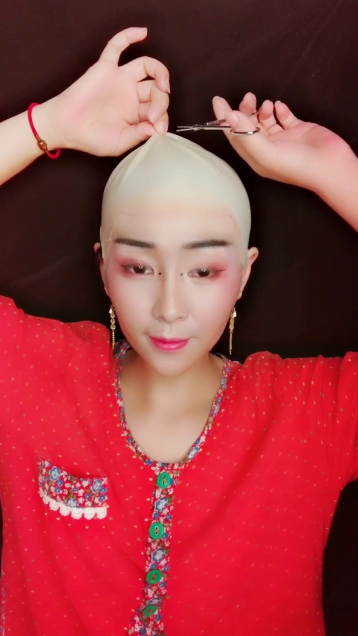 假尼姑卸了妆身价暴涨