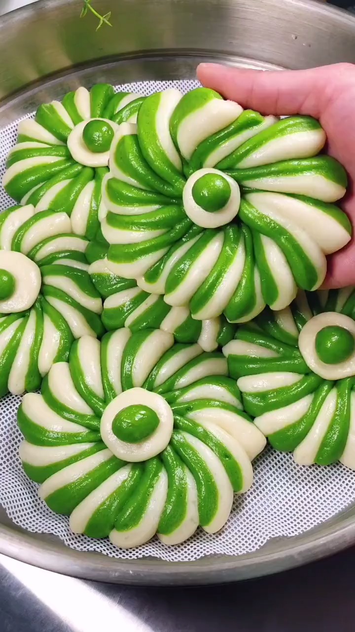 菠菜汁花样馒头这样做,好看又好吃.