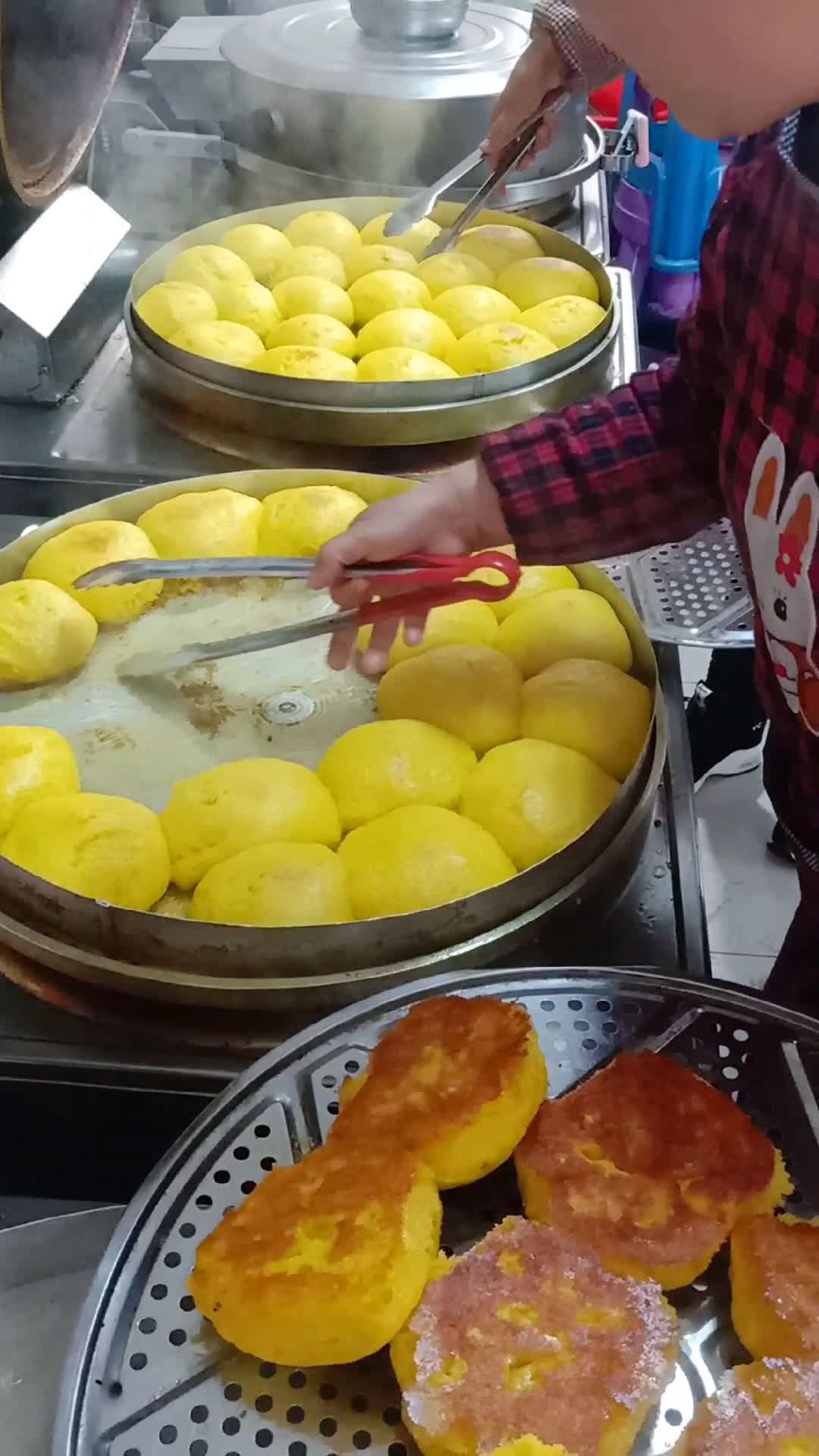 四合面大饼子出锅