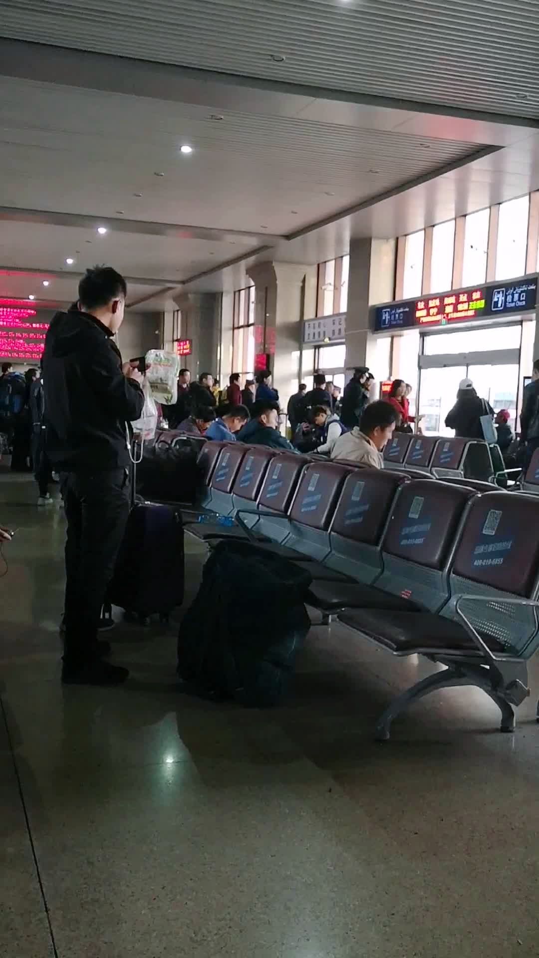 车站内准备上车的人群