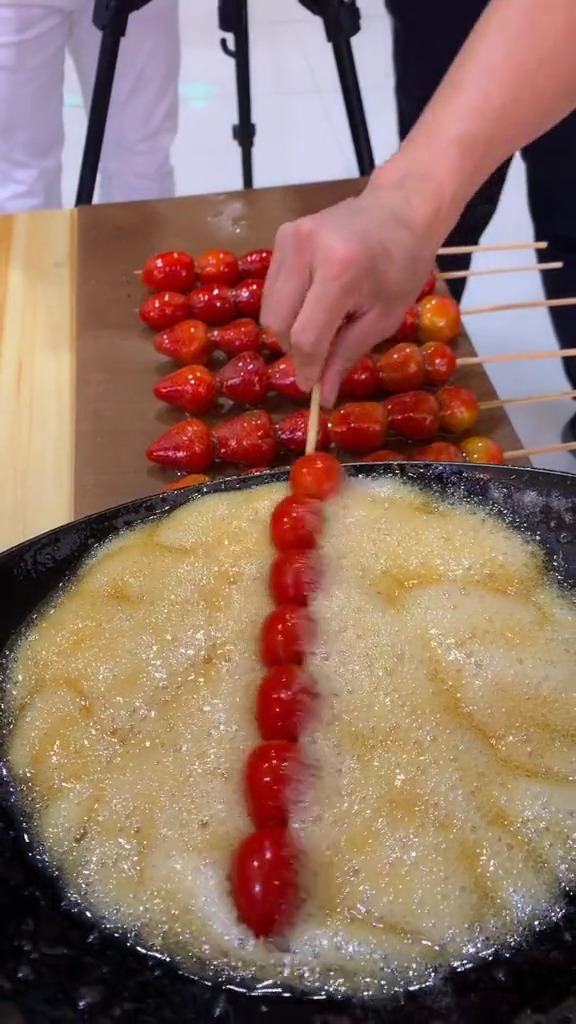 草莓裹着糖,轻轻的咬一口满满都是甜!#冰糖葫芦