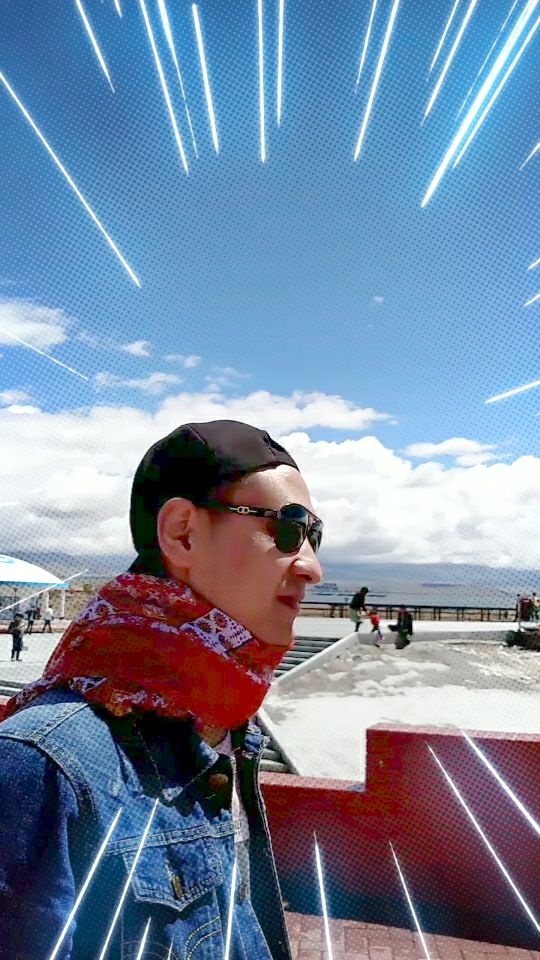 这大哥当的6了,背景谁能猜出是哪里?