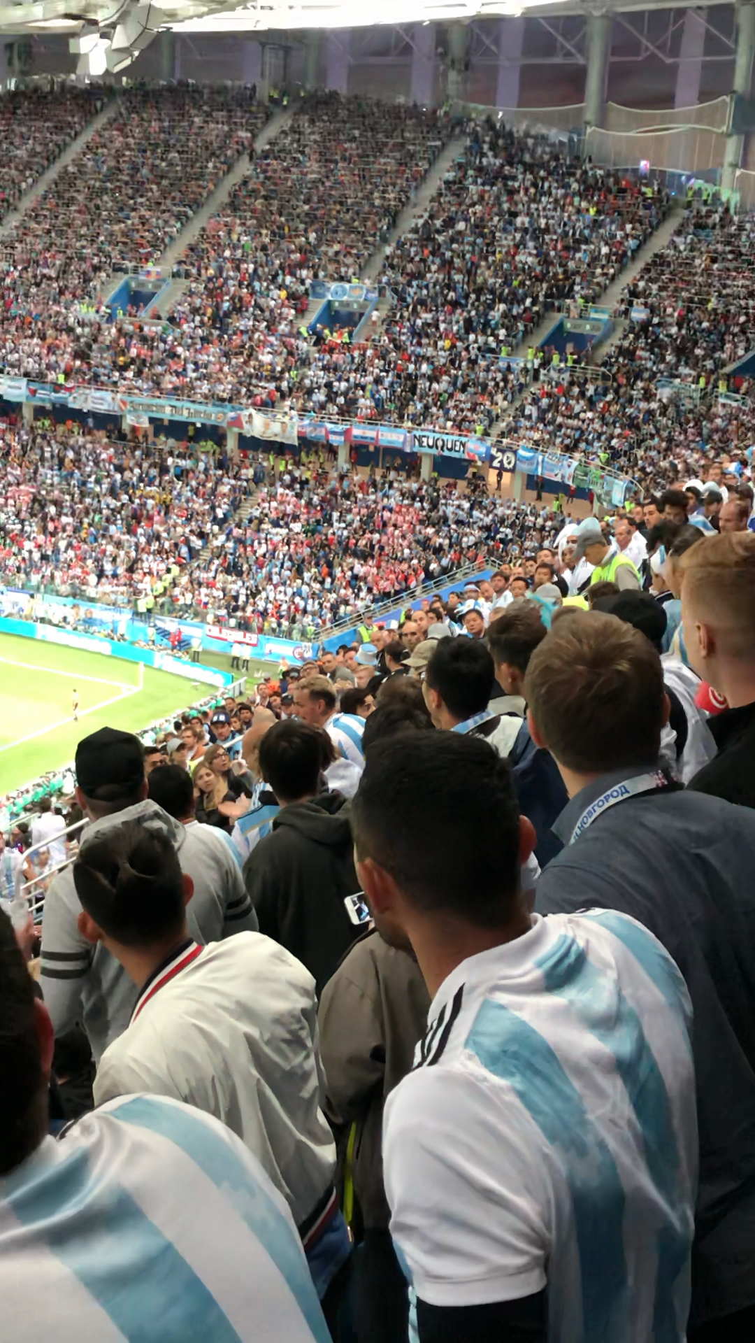 克罗地亚进第一球之后,观众看台现场一片混乱