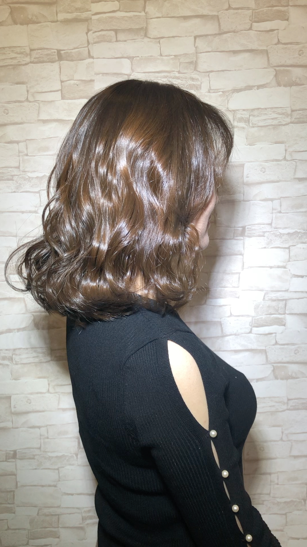 适合秋冬季节的嫩茶色97加上一款睡不醒烫发97很适合上班族的小姐