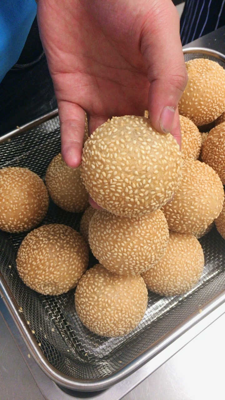 空心大麻团有喜欢的吗?剪开的这个我就吃了