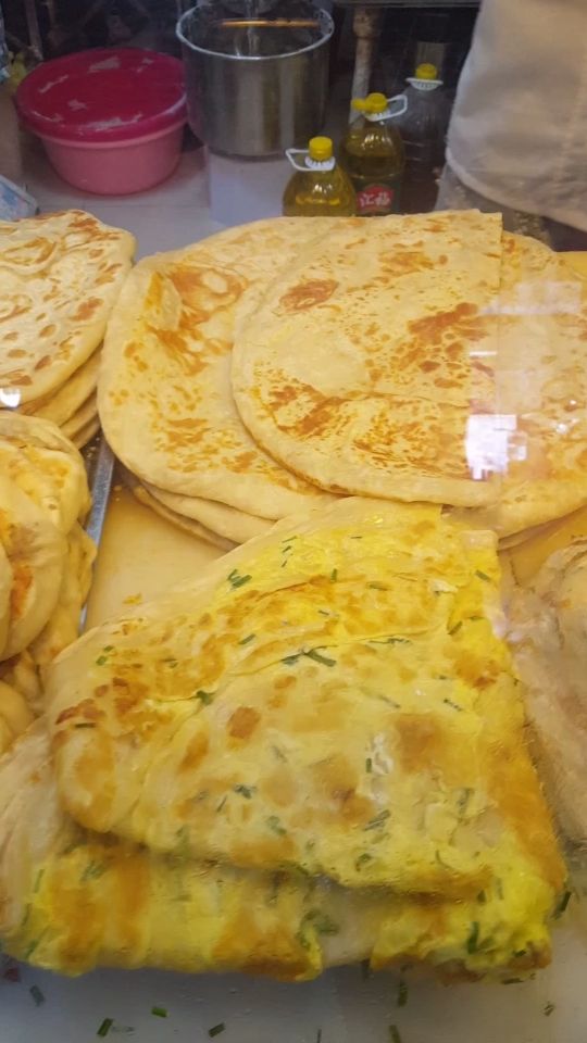 各种各样的饼,几块钱就能吃饱了.