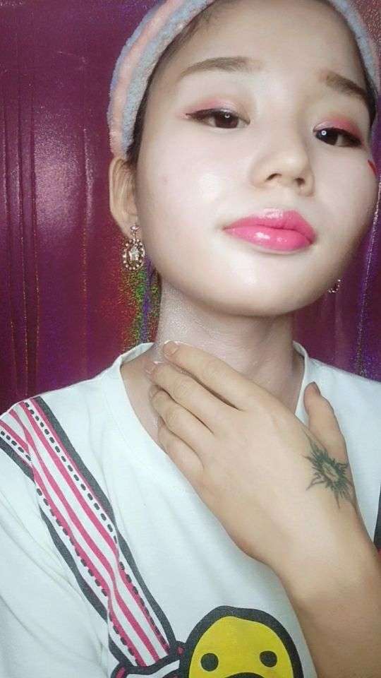 脸白脖子黑一招解决,你学会了吗? @经纪人小微