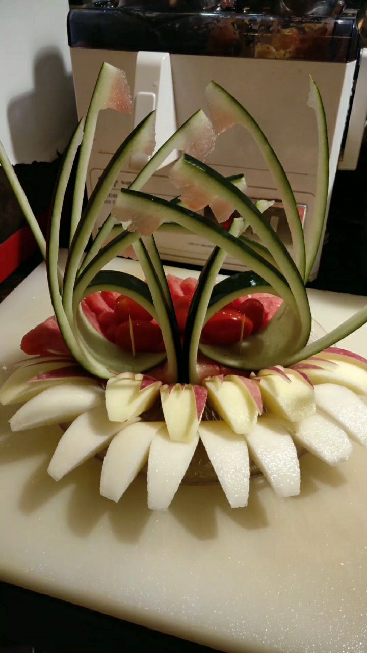 在家果盘这样切 是不是很像ktv的? 简单易学