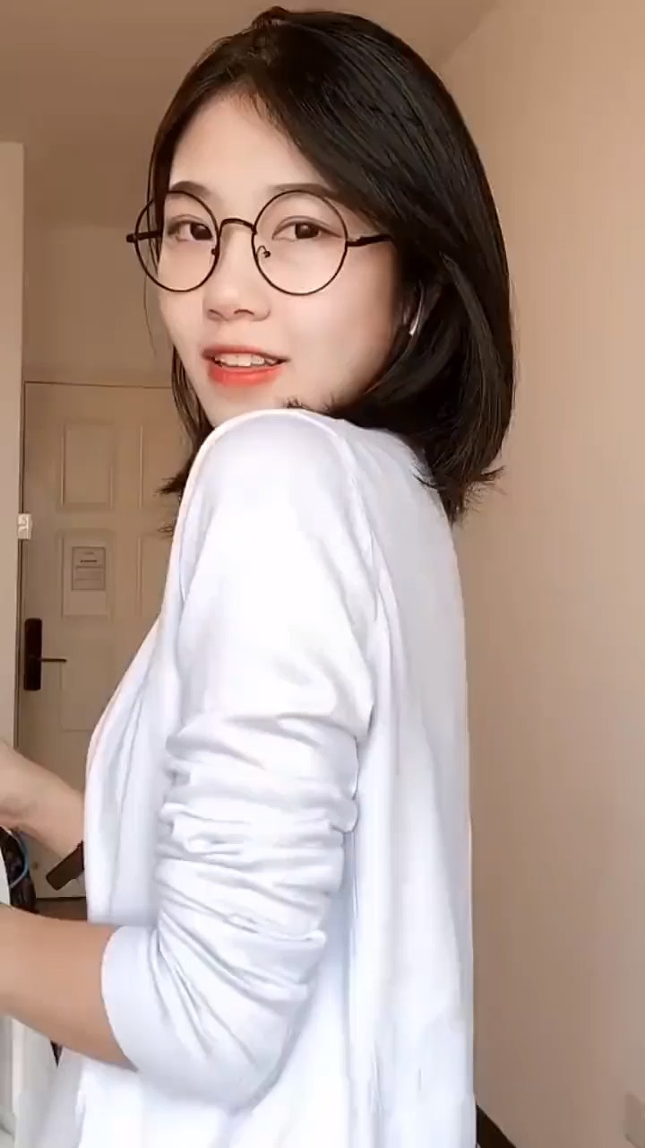 漂亮的大学生妹子,这优雅的气质看着十分迷人