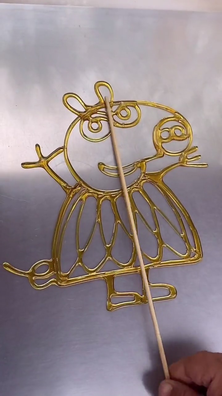 小猪佩奇画的还真像,老板果然是深藏不露!#糖画