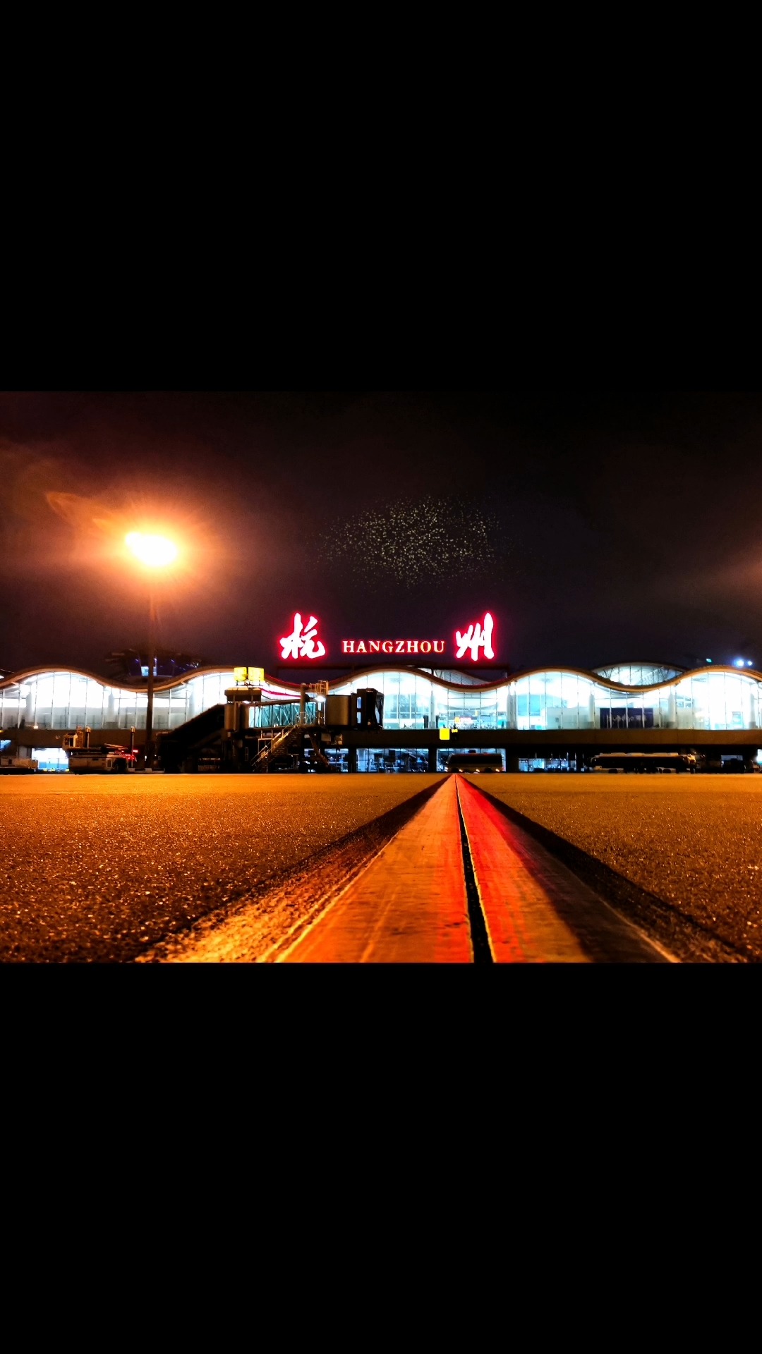 这是2021年4月30日深夜,杭州机场突发雷雨预警.