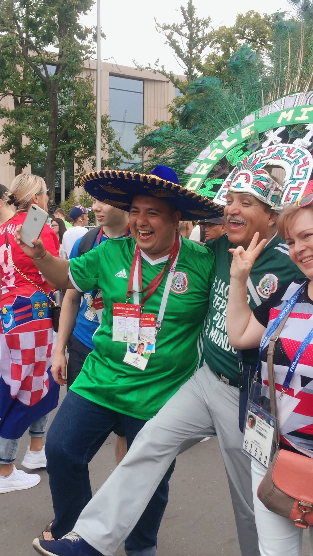 哈哈哈,卢日尼基体育馆门前搞笑的墨西哥球迷