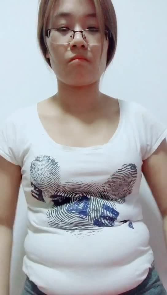 130金的大胖子也是没谁了,肚子这肉都成游泳圈了,明天开始实施减肥