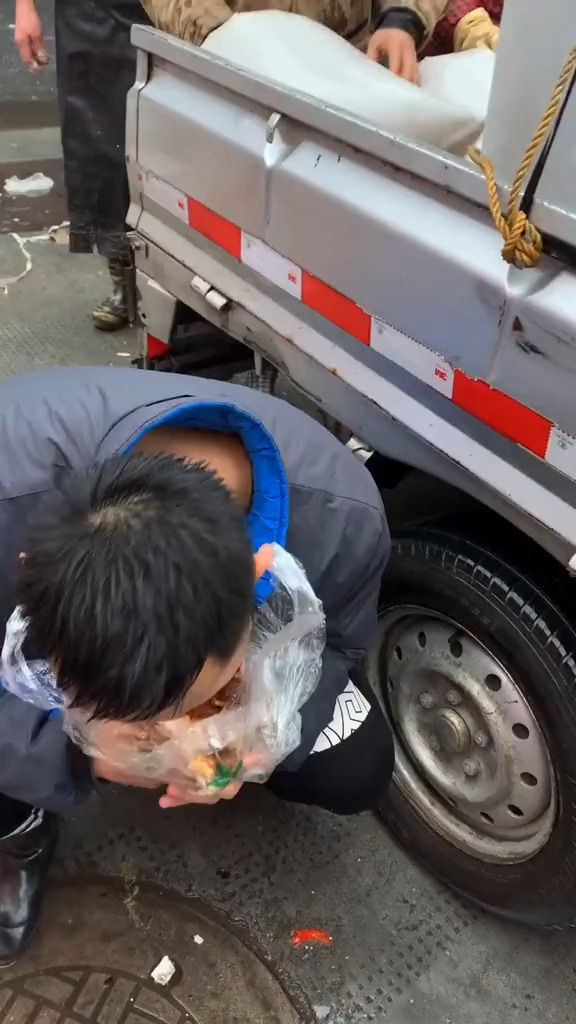 放假就是每天起早贪黑帮爸妈干活,爸妈以前穷怕了所以这几年都拼了命