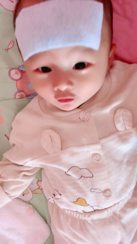 宝宝有点发烧,38.5度,希望宝宝快点退烧,愿你每天都健健康康的