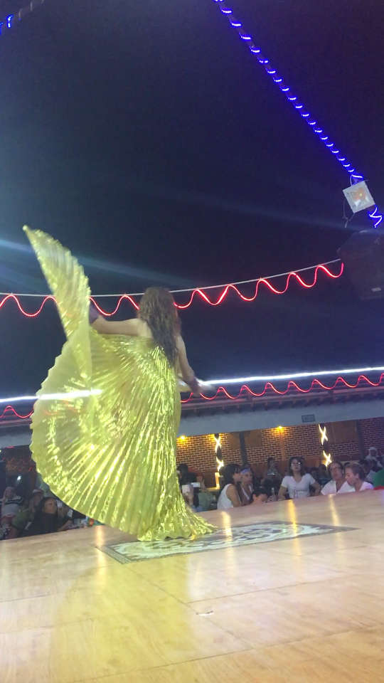 迪拜沙漠表演肚皮舞