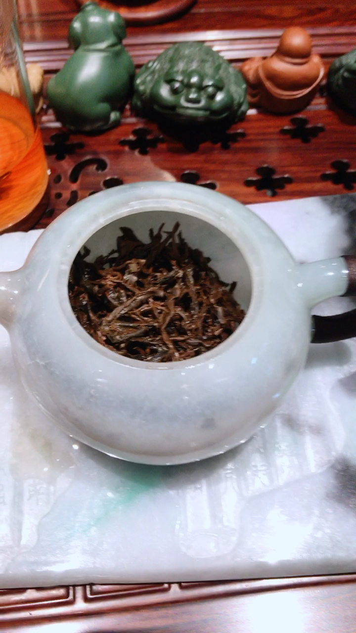 今天感恩节. 用不一样的壶泡一壶古树琥珀茶红400年树龄了