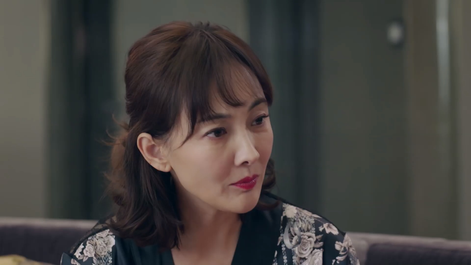 电视剧什刹海 晓晓不解爷爷的做法,回家躲进父母的怀抱.