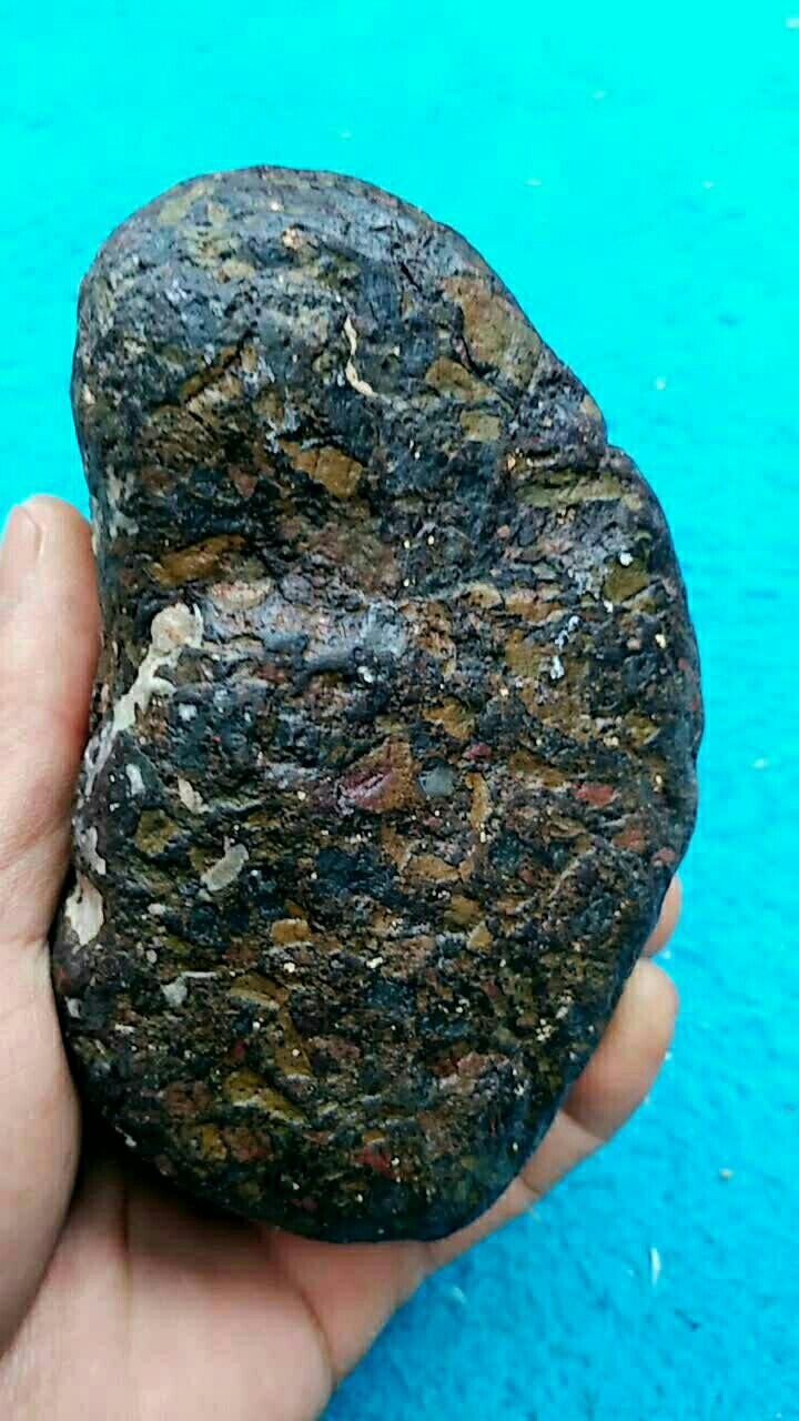橄榄岩陨石图片