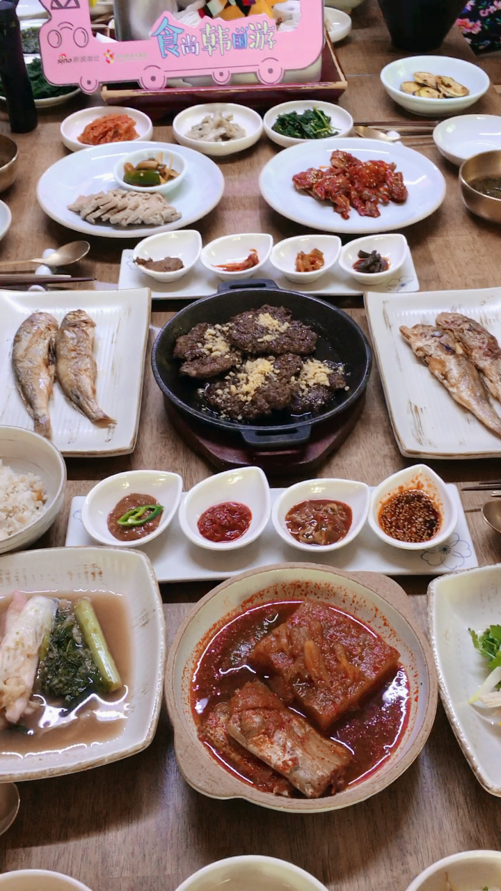 满满一桌子的碗碟,菜品这么丰富,谁家吃饭这么奢侈?