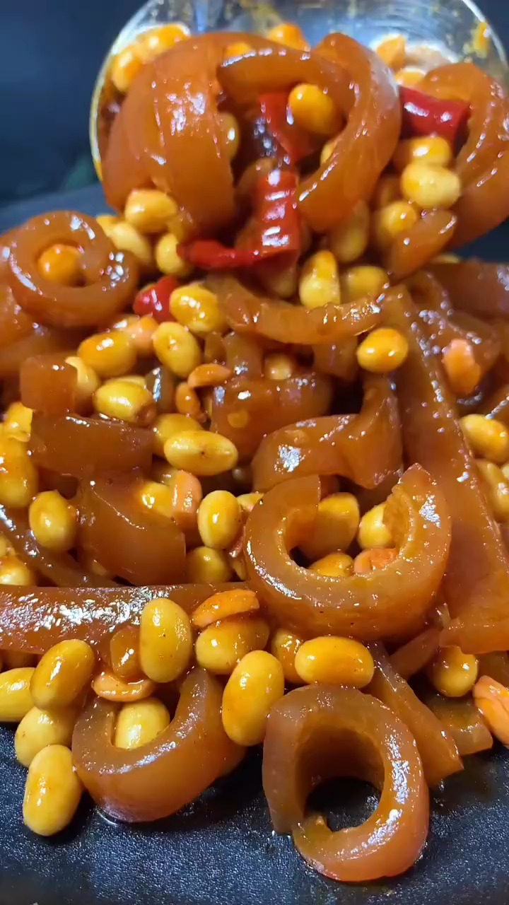 东北最简单的家常菜,猪皮焖黄豆的做法,又香又下饭越嚼越香