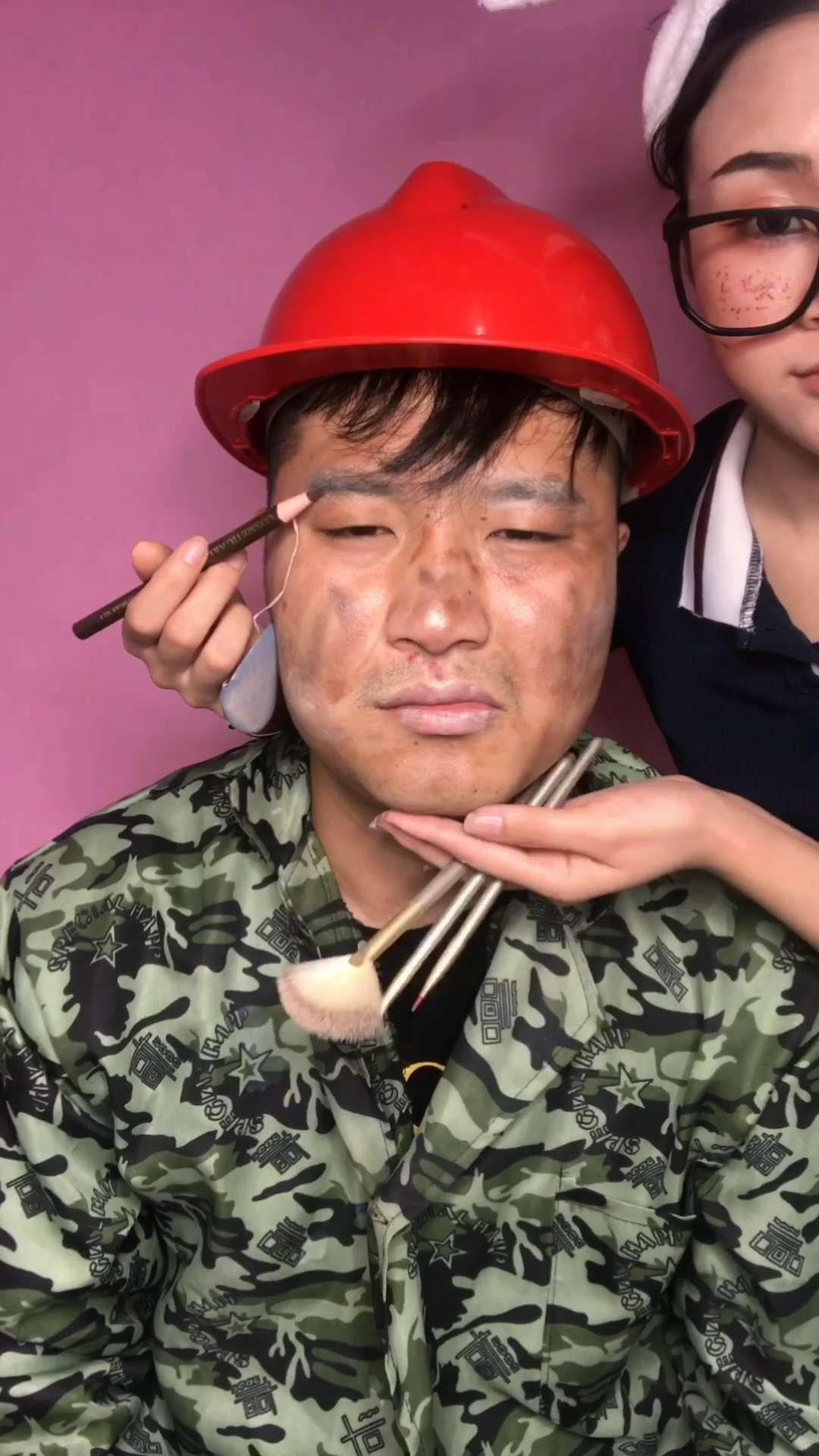 工地男友下班化个妆大家都说像明星