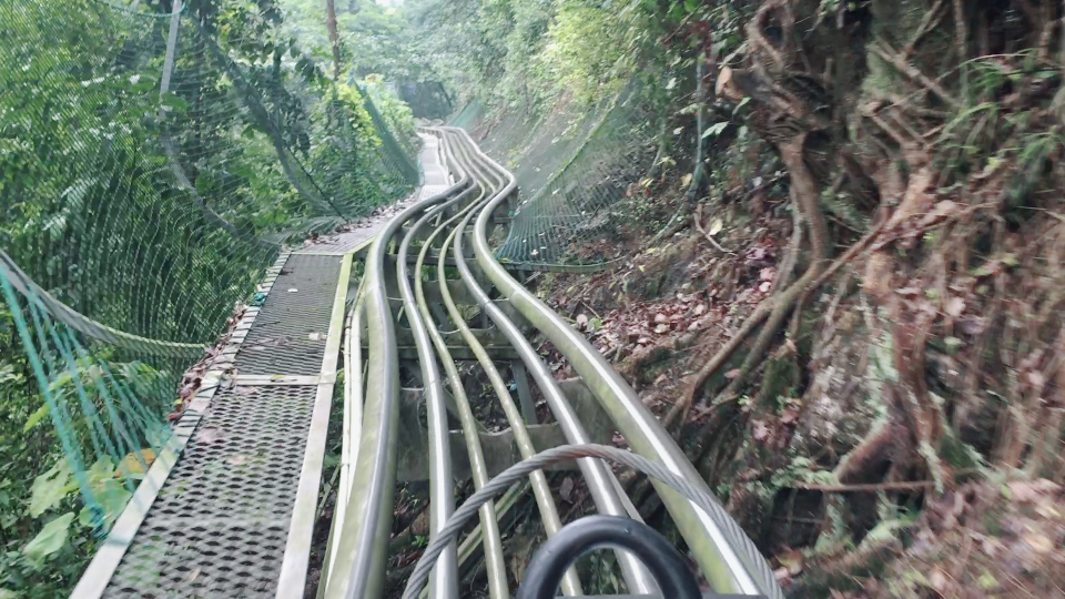 坐滑道了,特别想再来一次,快来重庆南山玩这个网红滑道,还好今天人少